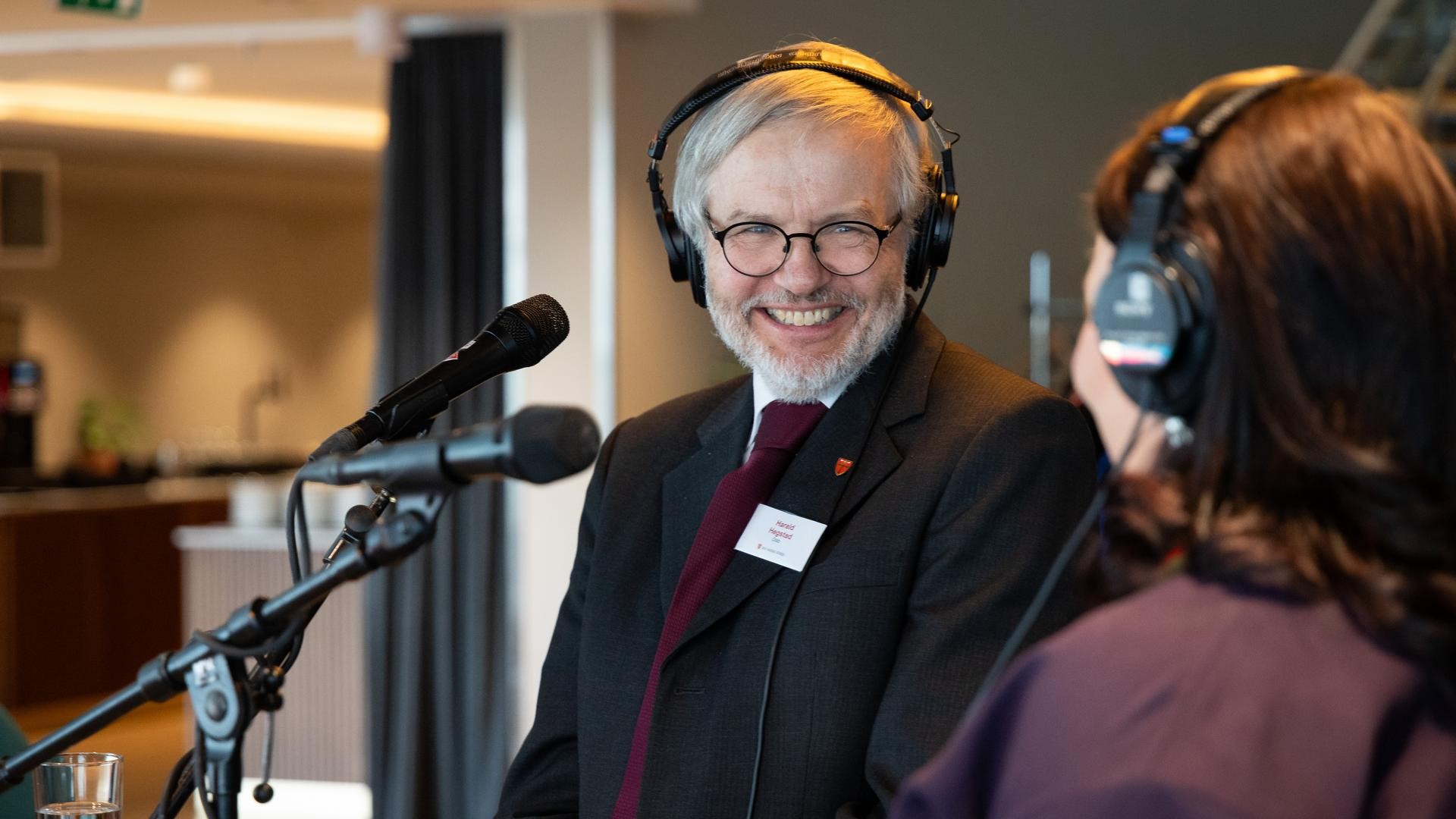 Kyrkjer&#229;dsleiar Harald Hegstad, her i radiointervju under Kyrkjem&#248;tet 2024, gratulerer radiogudstenesta med hundre&#229;rsjubileet.  