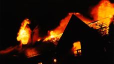 Herøy kirke brenner i desember 1998. Foto: Kathrine Sund-Henriksen. (Lisens: CC BY-SA 4.0. Bildet er uendret.)