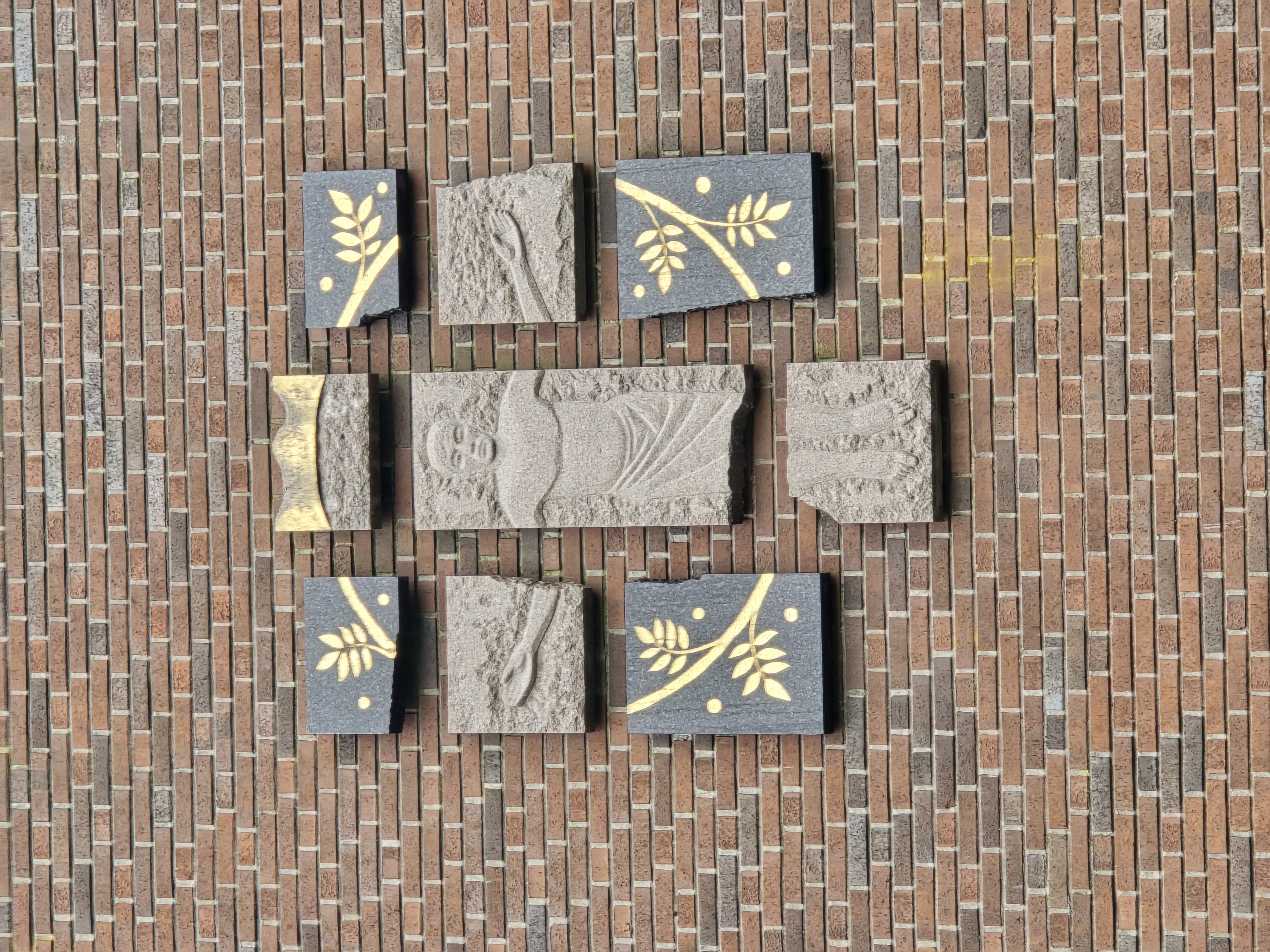 Kristus på veggen til Greverud kirke, kunstverk av Tor Lindrupsen.