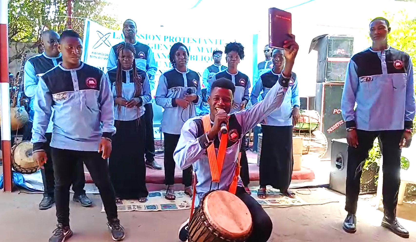 Endelig Bibel til kassonkéene i Mali!     Vi feirer det på kirkekaffen etter gudstjenesten på pinsedagen!