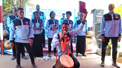 Endelig Bibel til kassonkéene i Mali!     Vi feirer det på kirkekaffen etter gudstjenesten på pinsedagen!