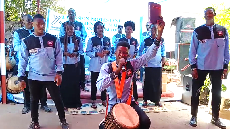 Endelig Bibel til kassonkéene i Mali!     Vi feirer det på kirkekaffen etter gudstjenesten på pinsedagen!