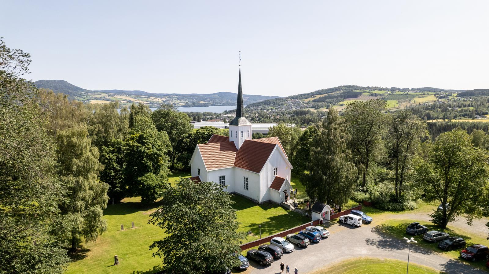 Den norske kirke feirer pinsen med over tusen gudstjenester. Foto fra Biri kirke: Joakim Birkeland