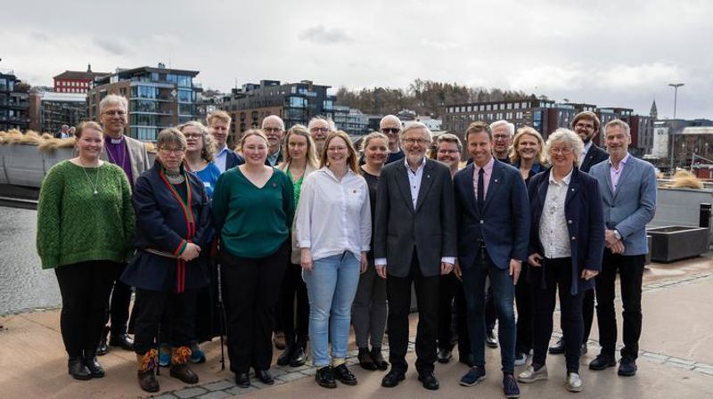 Kirkerådet 2024-2028. Fremste rad fra venstre: Åhrén, Hole Joramo, Vignes, Hegstad, Sandaker-Nielsen, Grahl-Jacobsen. Midterste rad fra venstre: Jønsson, Augestad Vikdal, Valde Berge, Berg, Sandmæl, Gautestad Norheim, Milje. Bakerst fra venstre: Fykse Tveit, Sølvfæstersen, Birkedal, Thomassen, Christiansen, Kirkebø, Raadin.