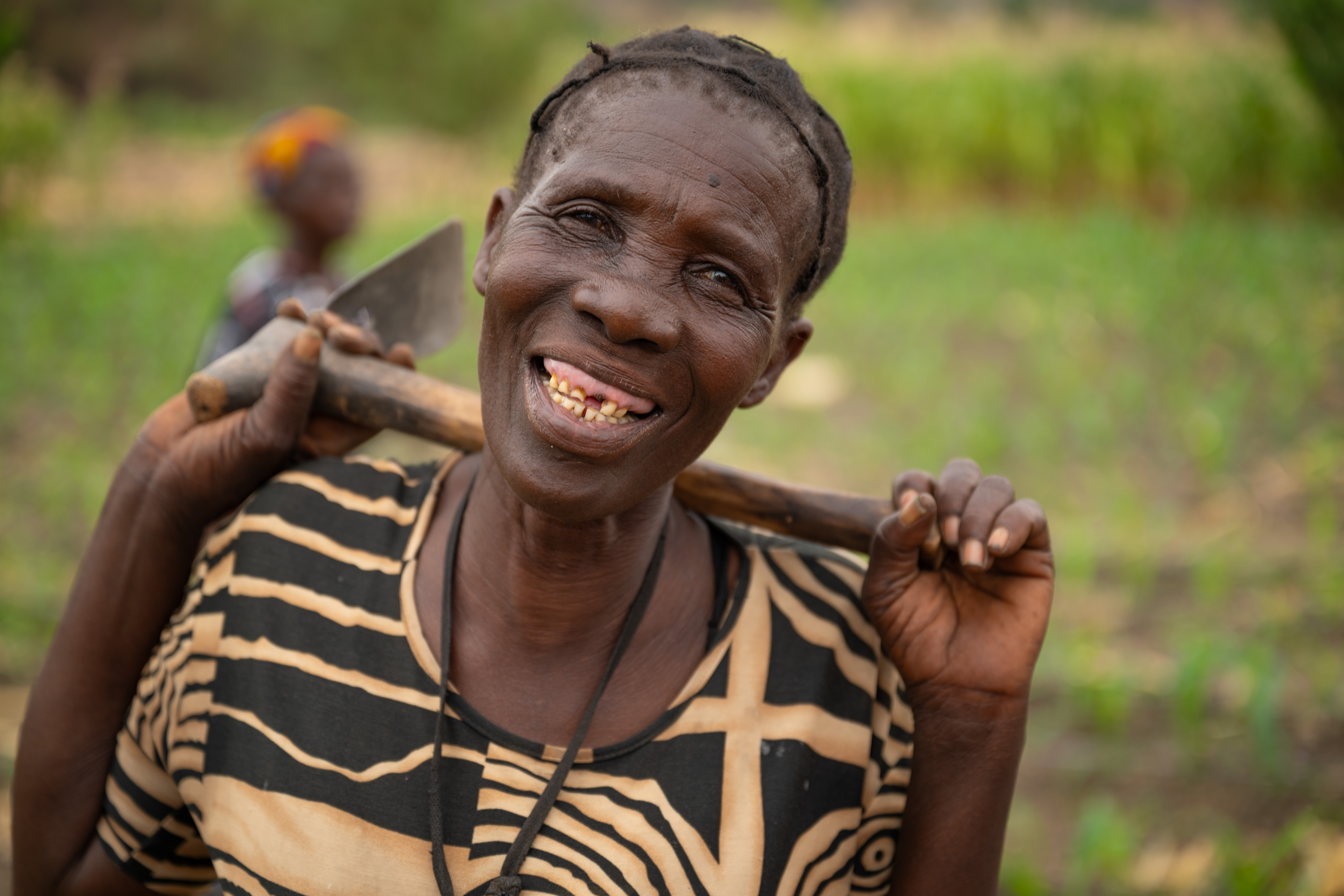 Catherine Mweemba (63) og de andre deltakerne er nå i stand til å dyrke mat selv om det er tørke. De har fått tilgang til vann og har lært å dyrke ved hjelp av dryppirrigasjon.