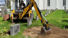 Gravemaskin på kirkegården. Foto: Mona Odden
