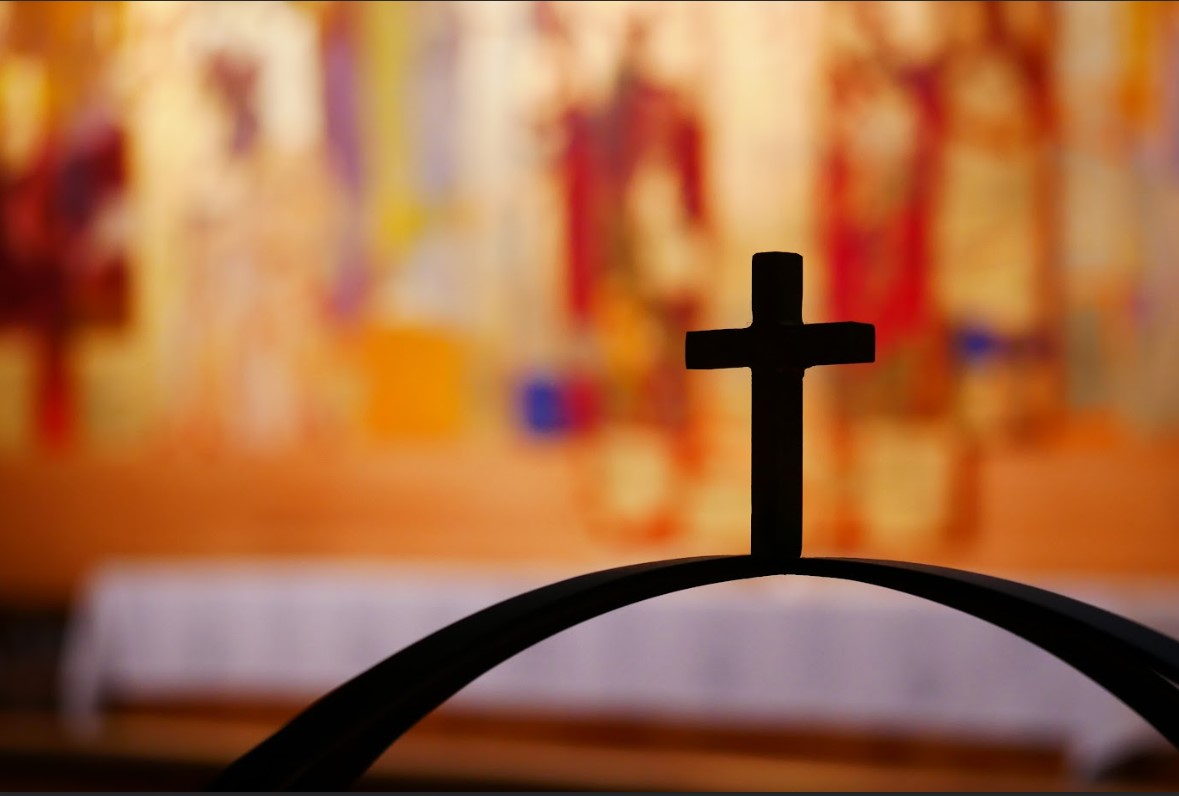 Lysglobe og altertavle i Holmen kirke. Fotograf: Norunn Edvardsen