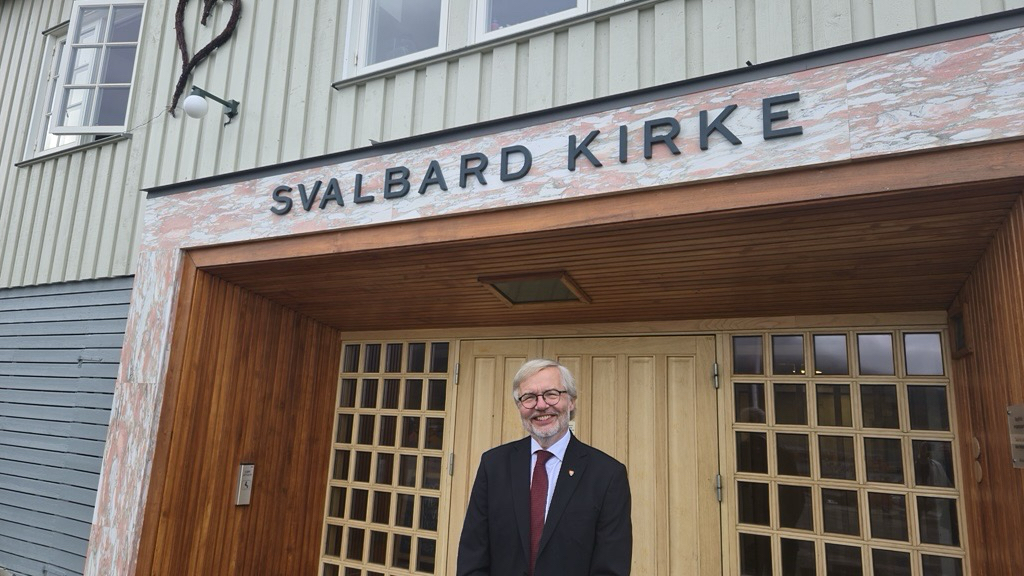 Kirker&#229;dsleder Harald Hegstad utenfor verdens nordligste kirke. Foto: Den norske kirke. 