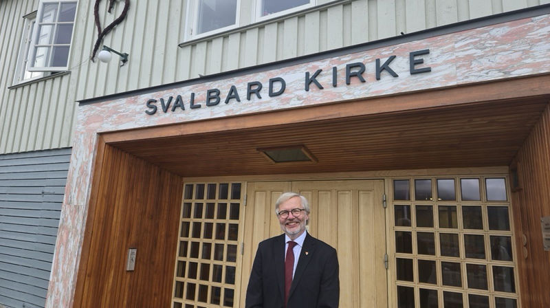 Kirkerådsleder Harald Hegstad utenfor verdens nordligste kirke. Foto: Den norske kirke.