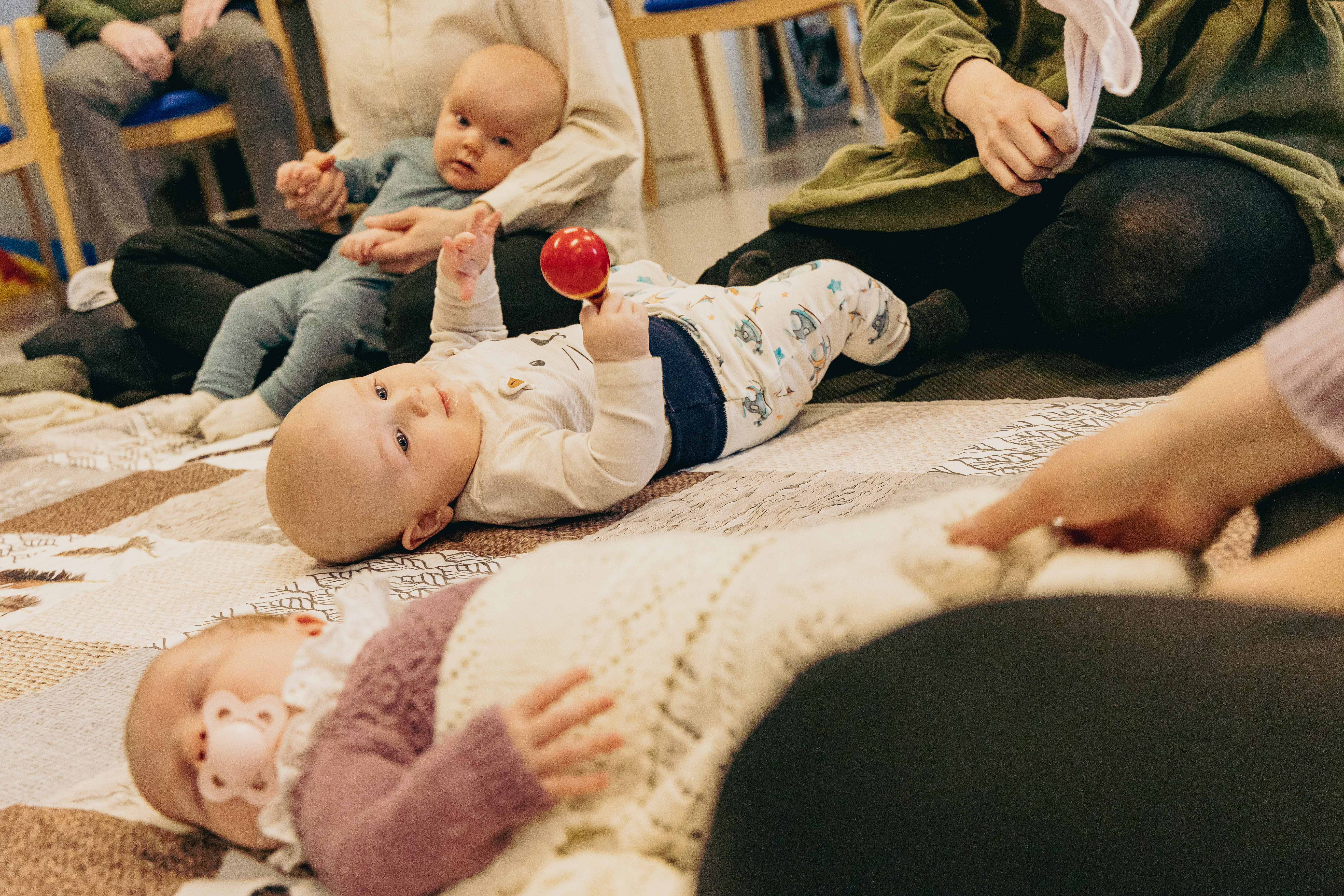 Babyer som ligger på gulvet