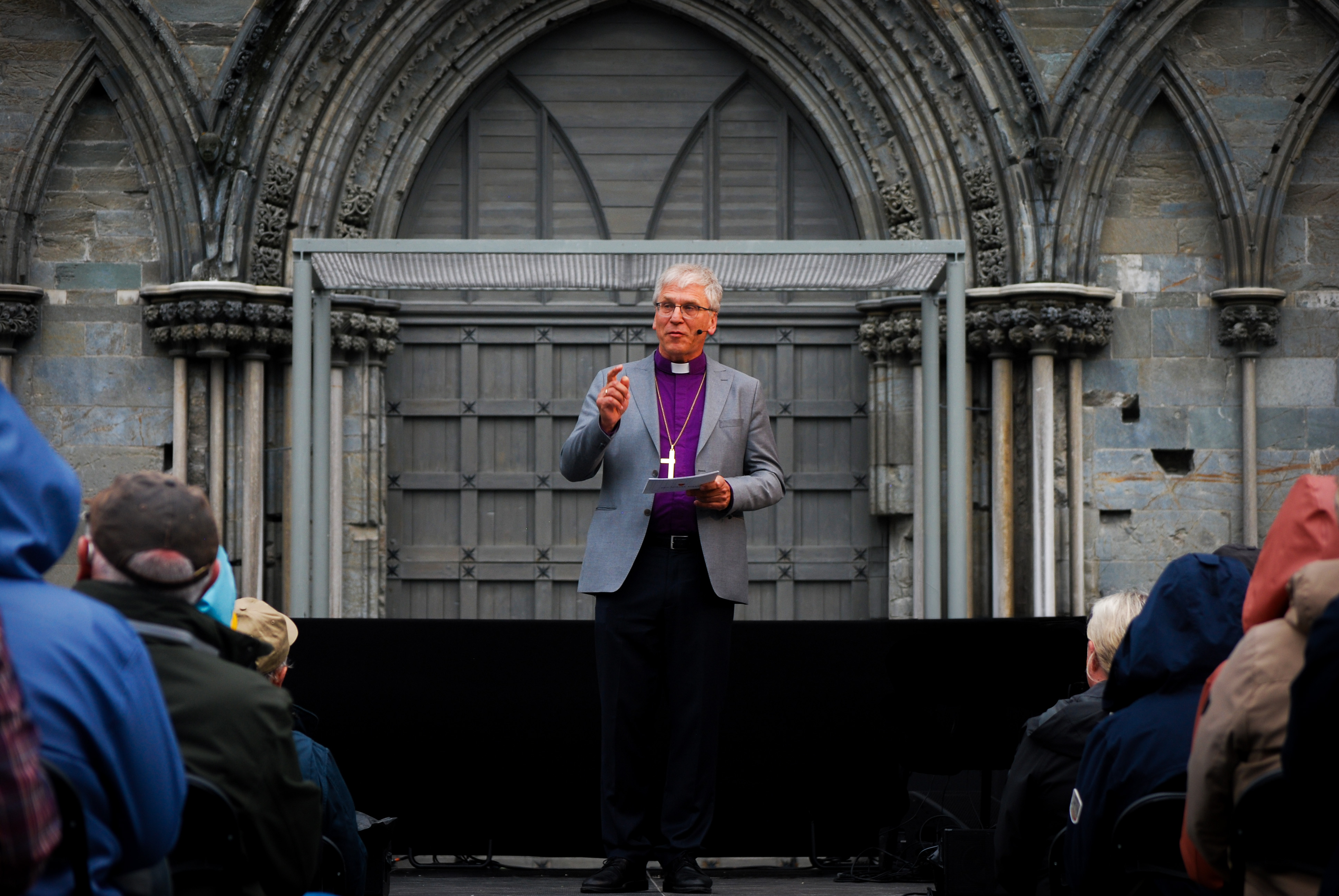 Preses i Den norske kyrkja, Olav Fykse Tveit, held ei helsing under opninga av Olavsfest 2026. Foto: Den norske kyrkja / Henrik Nebb Isaksen
