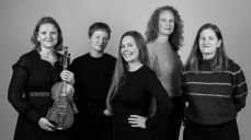 Frodig og vakker musikk: Vokalgruppa song Circus og felespiller Jorun Marie Kvernberg vil fremsette en poetisk forsvarstale for naturen vår. Foto: Marie von Krogh.