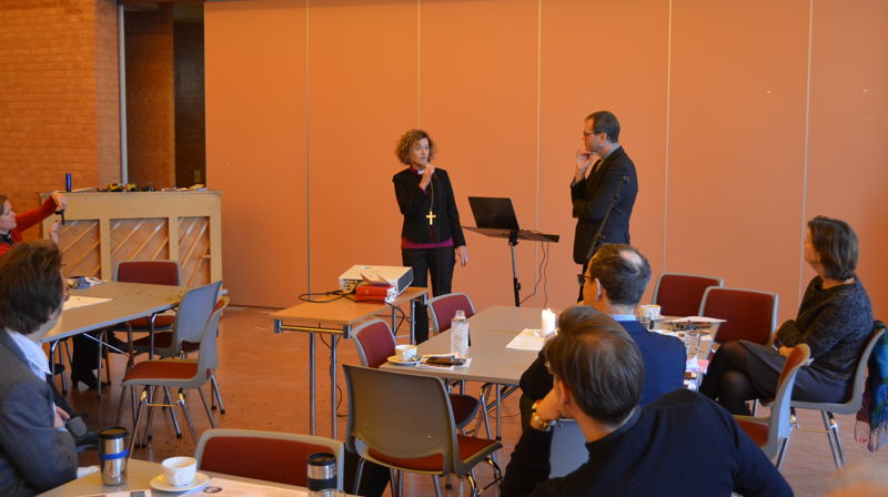 Biskop Kari Veiteberg blir intervjuet av prost Eigil Morvik.