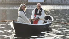 Stafetten startet i Egersund, der sokneprest Leif Wikøren Nilsen rodde prost Ingun Stokstad Barane fram til Egersund kirke. Foto: Ivar Barane