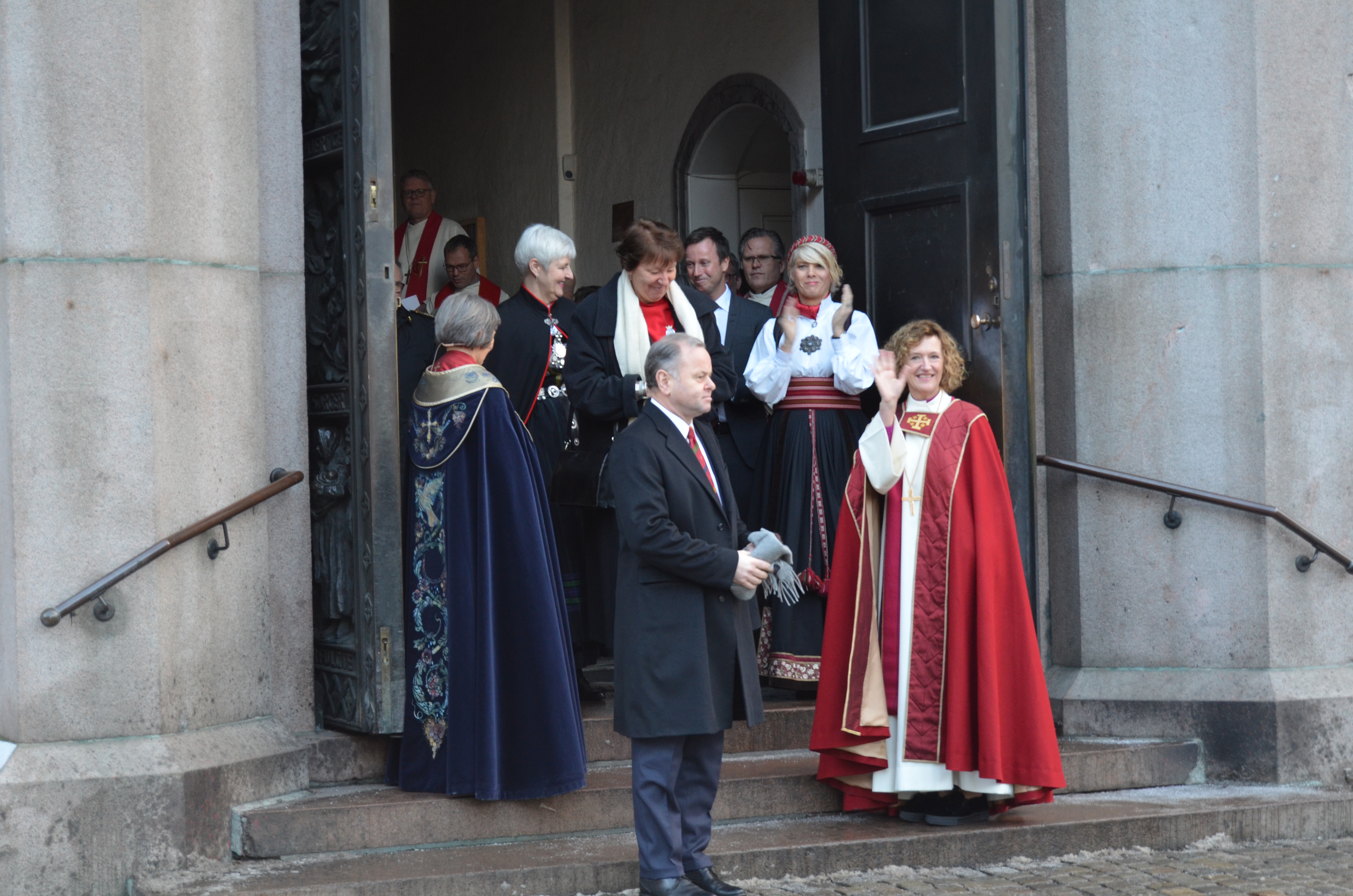 Kari Veiteberg hilser de fremmøtte, som nyvigslet biskop i Oslo. Foto: Johannes Ek Reindal