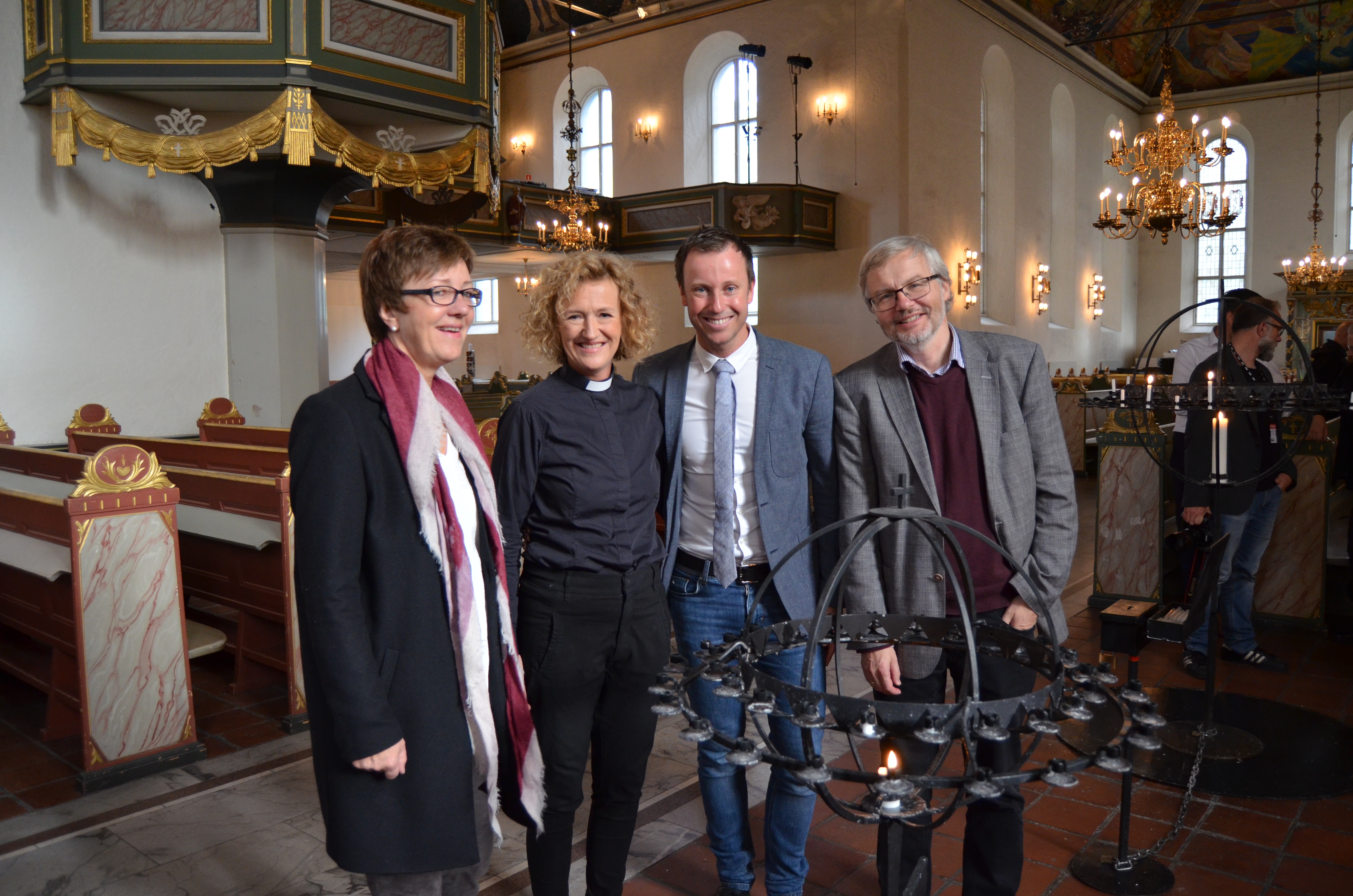 Kari Veiteberg, nummer to fra venstre, gleder seg til &#229; starte i jobben som biskop i Oslo. Her sammen med stiftsdirekt&#248;r Elise Sandnes, Gard Realf Sandaker-Nielsen og Harald Hegstad. Henholdsvis leder og nestleder i Oslo bisped&#248;mmer&#229;d. Foto: Johannes Ek Reindal