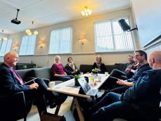 Biskop Jan Otto Myrseth i samtale med prestene i Sandefjord prosti. Foto: Torill H. H. Landaasen 