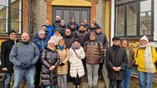 Bilde av gruppen tatt under besøk på Bastøy fengsel i mars 2025