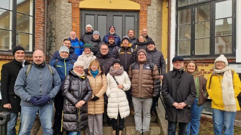 Bilde av gruppen tatt under besøk på Bastøy fengsel i mars 2025