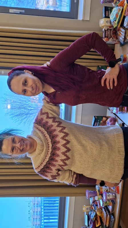 Våre frivillige medarbeidere Aina og Maria drifter matutdelingen i Byåsen kirke. Vi takker for deres hjertegode og viktige innsats!