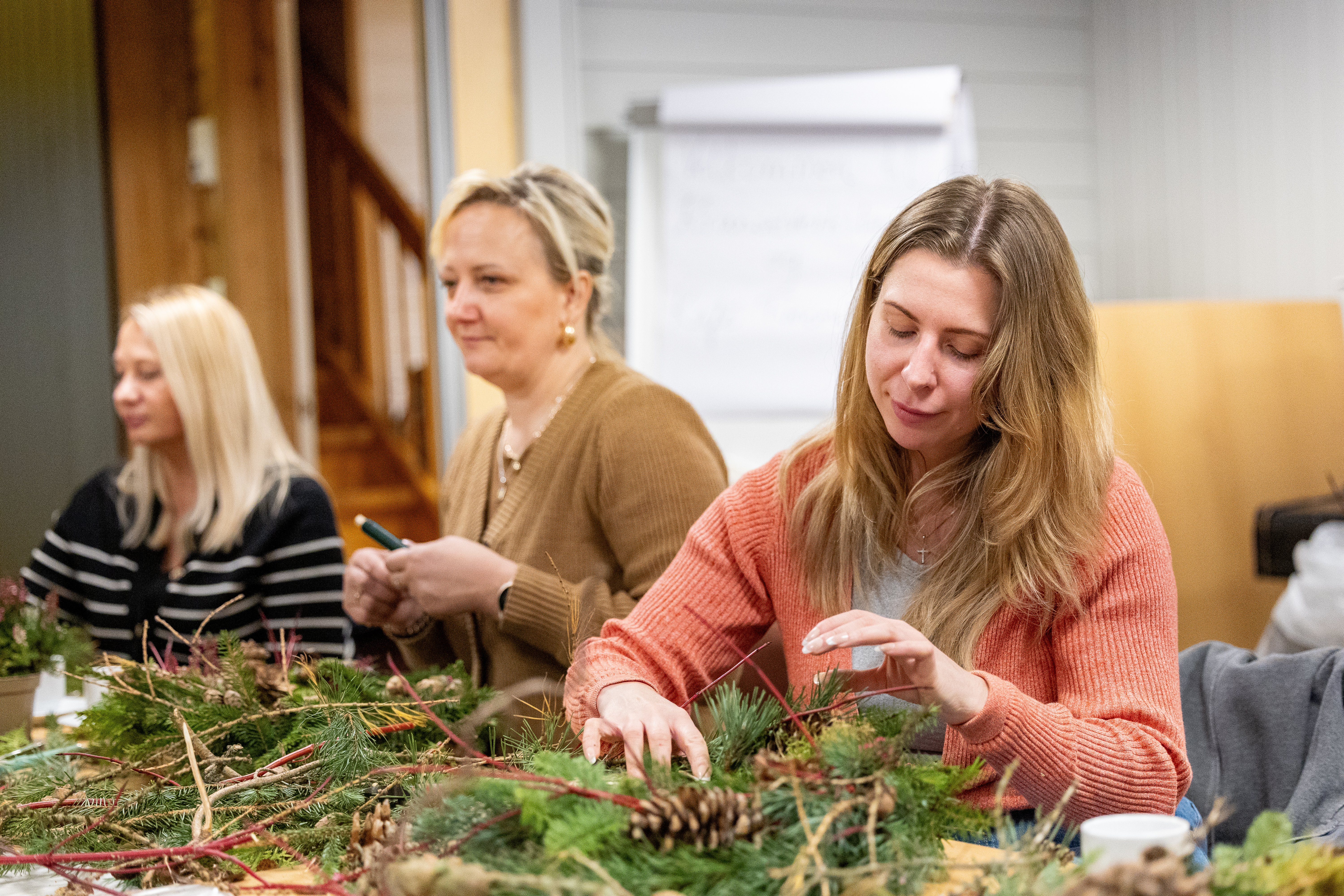 I Ullensaker er de h&#229;ndlagde kransene mer enn bare pynt p&#229; en grav. (Foto: Den norske kirke/Helene Moe Slinning)