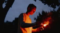 Mange tenner lys på gravene på allehelgen.