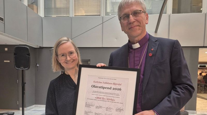 Katrine Tallaksen Skjerdal fikk stipendet overlevert av preses Olav Fykse Tveit i Kirkens hus