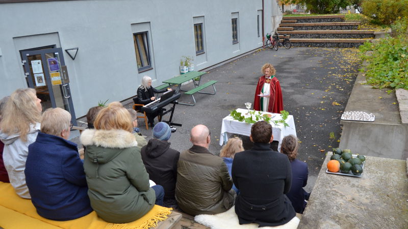 Høst: Åpningsgudstjenesten av visitasen ble holdt utendørs ved Iladalen kirke. Foto: Johannes Ek Reindal
