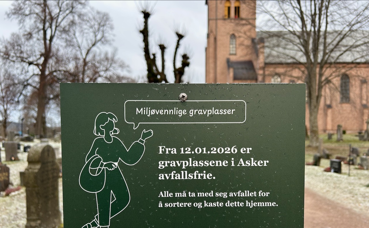 Slike skilt er satt opp ved kirkegården.