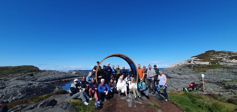 Staben i Os sokn i lag med gode kolleger i Bjørnafjorden kyrkjelege fellesråd på utflukt til Telavåg sommaren 2024 (foto: Sylvi Lundgren)