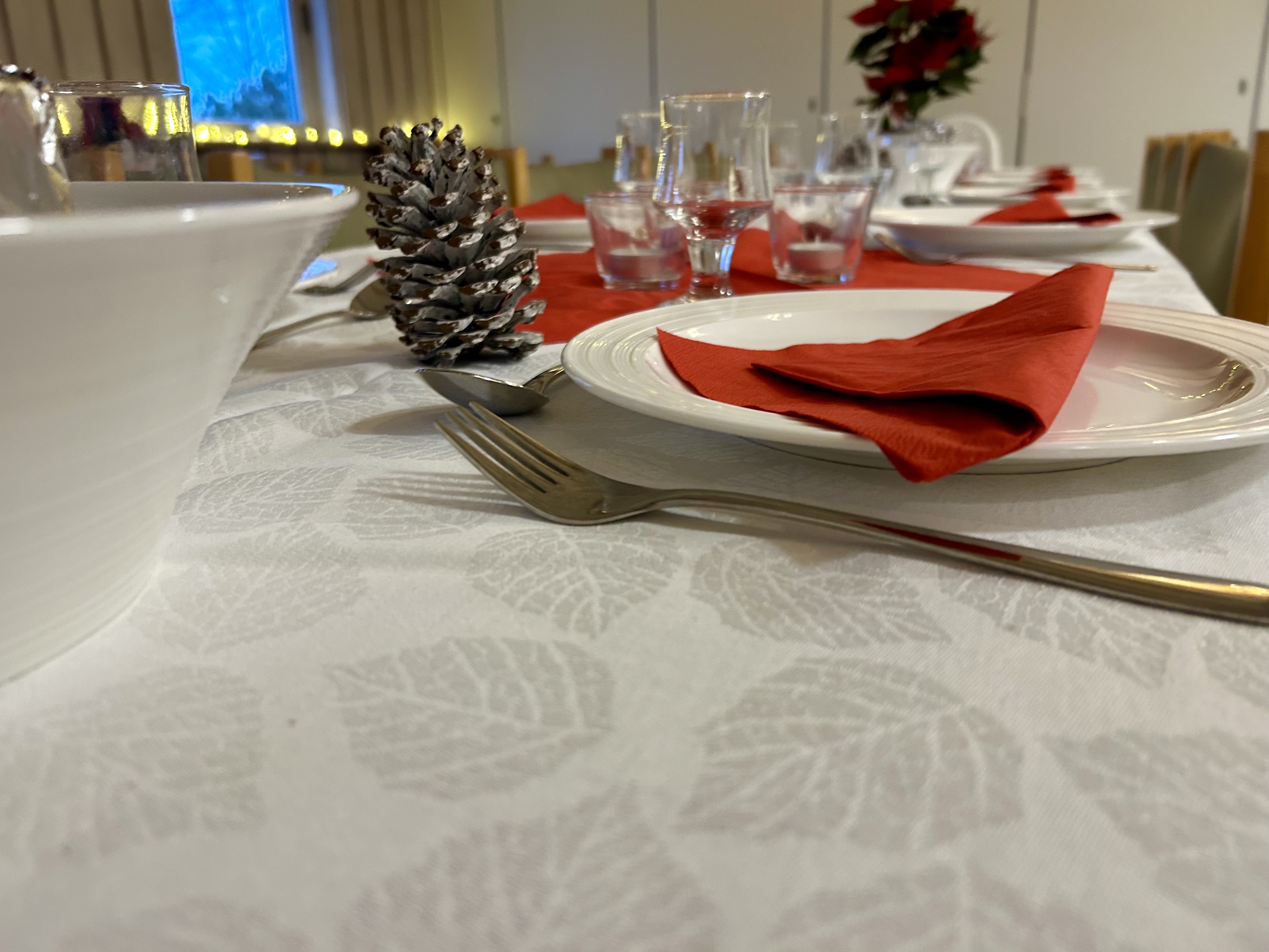 Ås arbeidskirke adresse: Drottveien 41, 1434 Ås.  Synstolkning: dekket bord fra juleselskap.