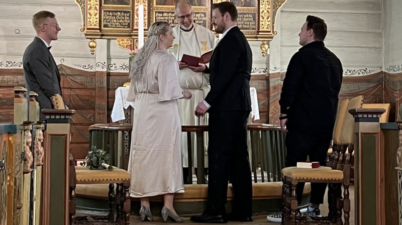 Drop-in vielse i Egersund kirke onsdag 14. febraur i 2024. Et av de to parene som valgte å gi hverandre sitt ja denne dagen. Foto: Stine Wium Jakobsen