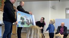 Biskopen og de andre deltakerne på "Superonsdag" følger godt med mens trosopplæringsleder Kjersti forklarer, godt hjulpet av kapellan Kristoffer og kantor Knut. (Foto: Prost Øystein Magelssen)