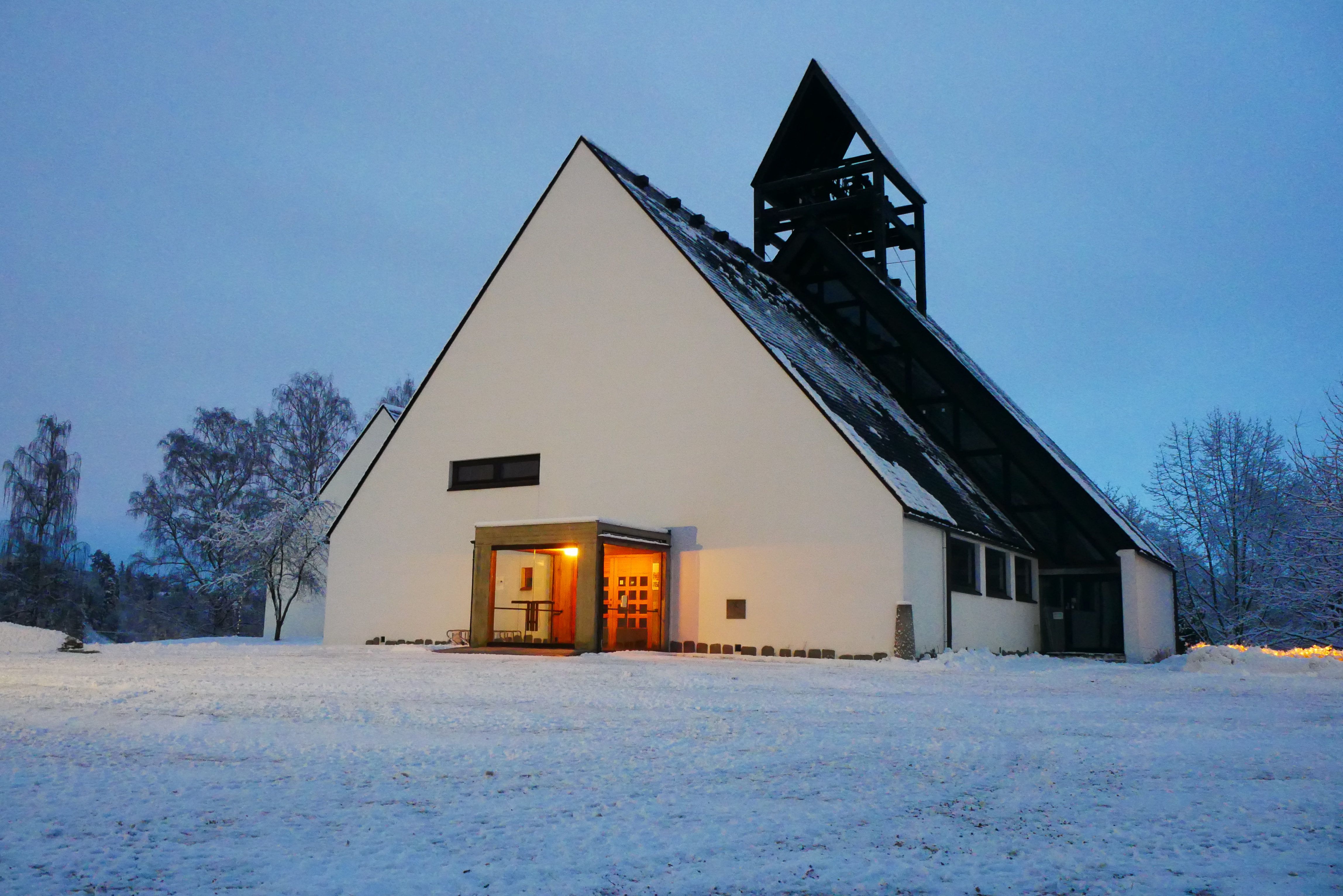 Vinterbilde av Holmen kirke. Foto: Norunn Edvardsen