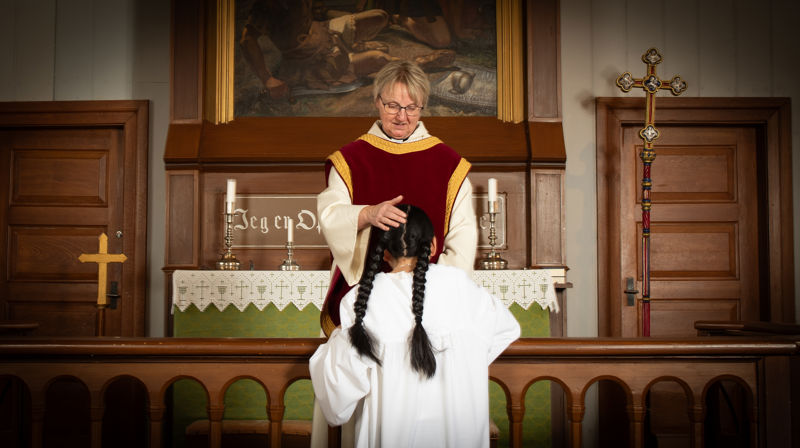 Konfirmant i Trysil i 2024 Victoria Caiyun Kristiansen Åsheim og prest Kristine Aksøy. Foto: Anders Nyhuus