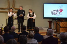 Kirkeverge Camilla Høiberg, døveprost Roar Bredvei og leder av Døvekirkenes fellesråd Ingrid Hoff Bodin, ønsket mandag velkommen til jubileumsuka i Døvekirken. Foto: Johannes Ek Reindal