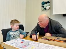 Sigbjørn Thoen Haugen i samtale om liv og lek med biskop Jan Otto Myrseth under visitasen i Ål. Foto: Torill Landaasen