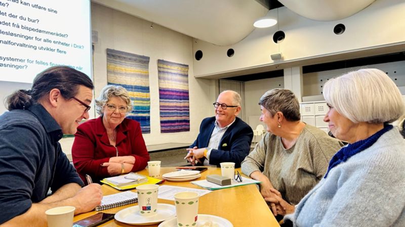 Frisk diskusjon rundt bordene. Ole Hafell, bispedømmerådet (f.v.), Ellen Wisløff, vara i bispedømmerådet, Pål Syse, leder i Færder kirkelige fellesråd, Britt Flaatten, leder i Nøtterøy menighetsråd og Kari Rudningen Fossli, leder i Teie menighetsråd. Foto: Torill Landaasen