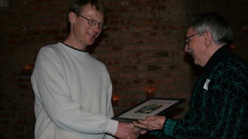 Fra utdeling av frivillighetsprisen for 2007. Helge Gutuen gir prisen til Ole Auen Wiger