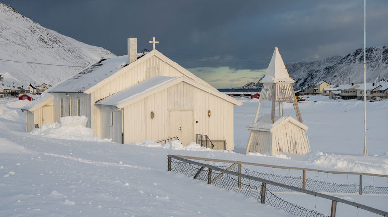 Det blir gudstjeneste både utendørs i Skarsvåg og inne i Skarsvåg kirke (bildet) i påska