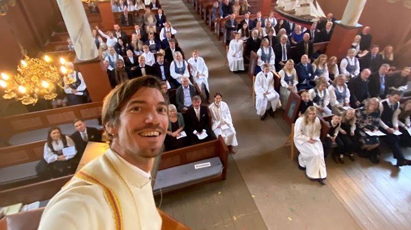 Bilde fra konfirmasjon i Jøssund kirke 26. sept. 2021. Konfettien på gulvet er fra feiring av at koronareglene opphørte dagen før.