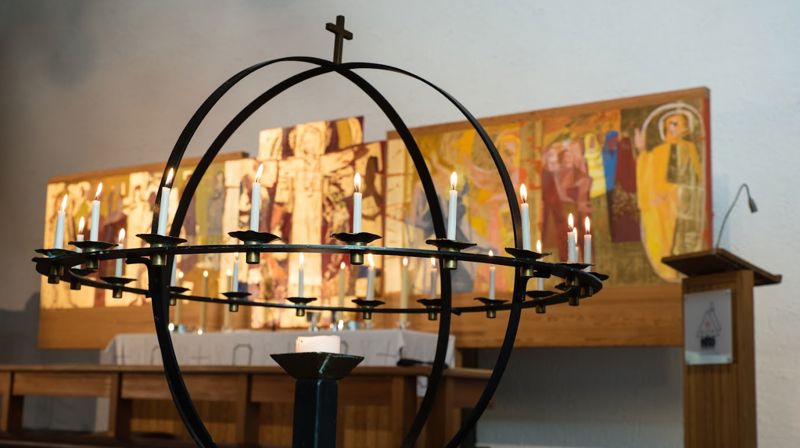 Lysglobe og altertavle i Holmen kirke. Foto: Jan Olav Langseth