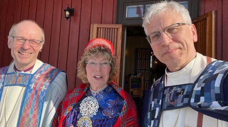 Preses Olav Fykse Tveit feira påskedag i Kautokeino, her saman med Olav Øygard som er biskop i Nord-Hålogaland bispedøme.