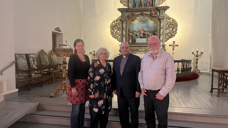 Karoline Astrup, Marianne Uri Øverland og Atle Sommerfeldt sammen med Imad Haddad under hans besøk i Asker kirke.