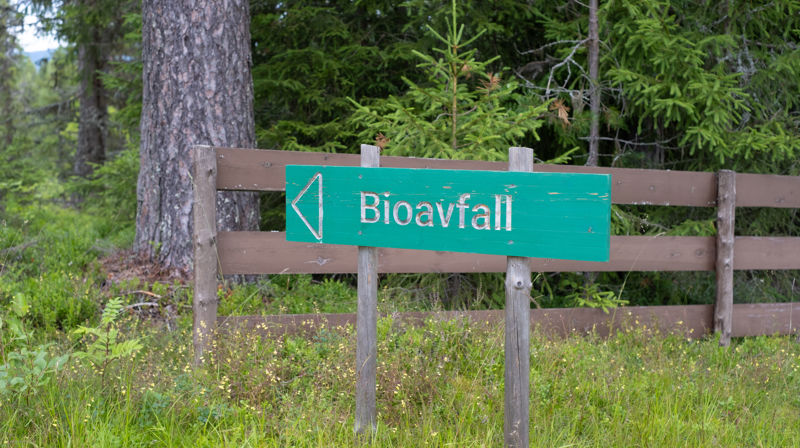 Skilt til plass for bioavfall ved Tørberget kirke. Foto: Anders Nyhuus