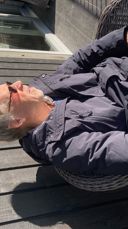 Arild Mikkelsen trives godt på verandaen. Dette bildet er tatt tidligere i år, mens vårsolen varmet.