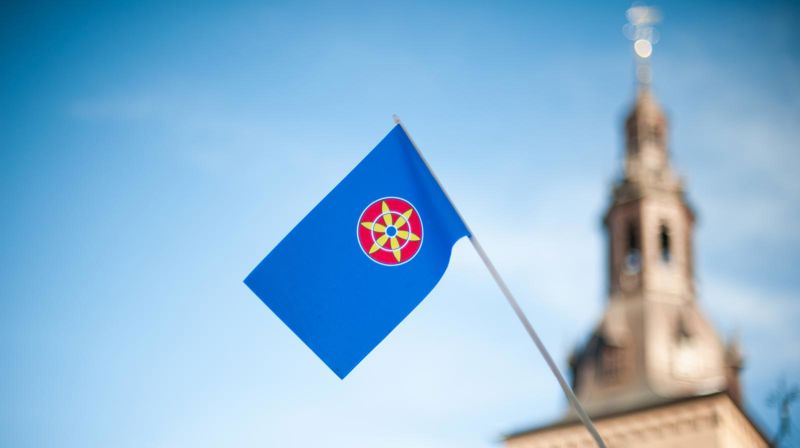 Kvensk flagg for ny kategorialmenighet. (Helene Moe Slinning/Den norske kirke)