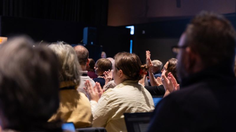 Det ble applaus etter vedtaket i sak 10/26. (Foto: Heidi Olsen/Den norske kirke)