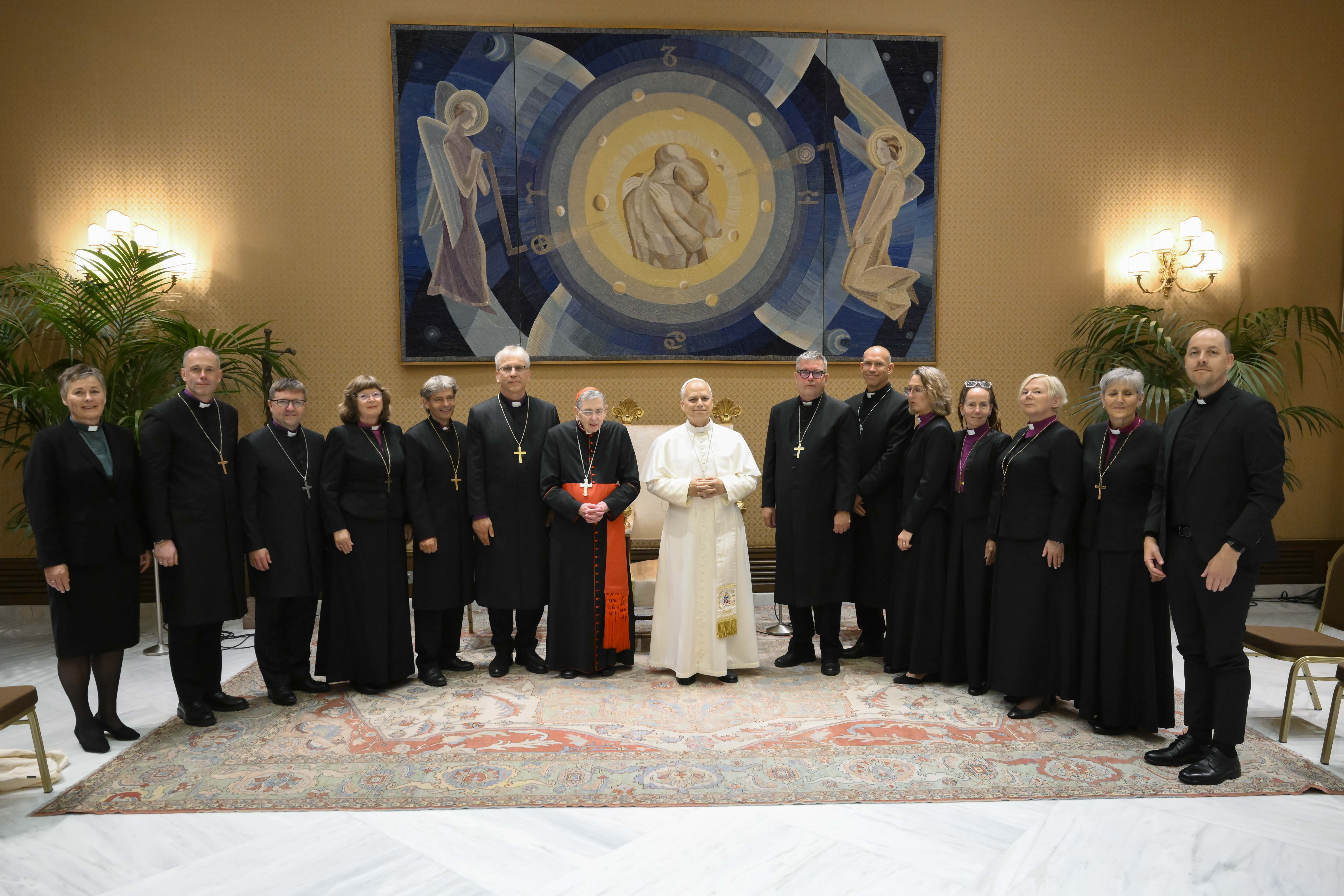 Biskop Ingeborg Midttømme og resten av biskopene i audiens i Roma. © Vatican Media. 