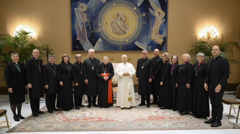Biskop Ingeborg Midttømme og resten av biskopene i audiens i Roma. © Vatican Media.